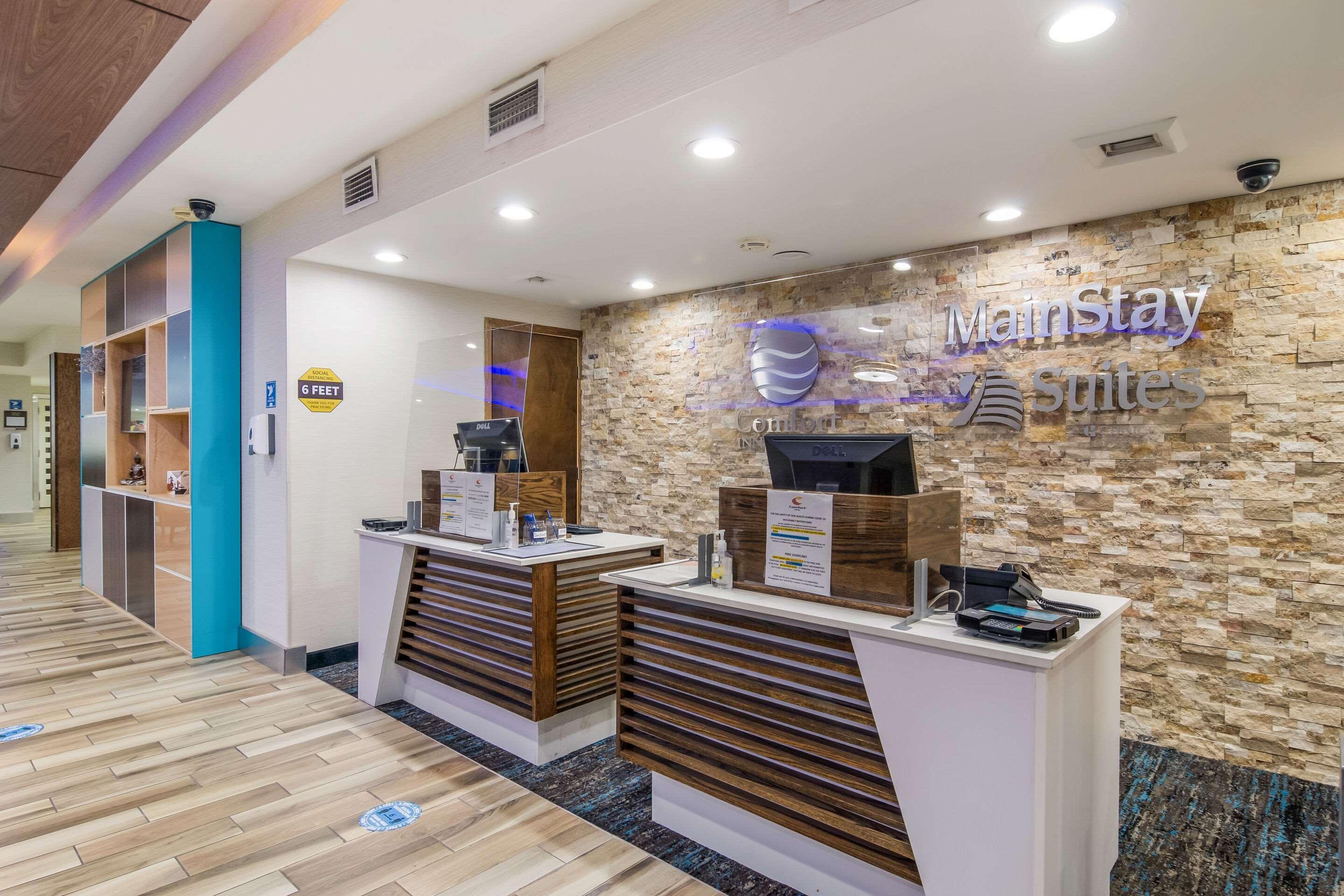 Mainstay Suites Verona Bagian luar foto