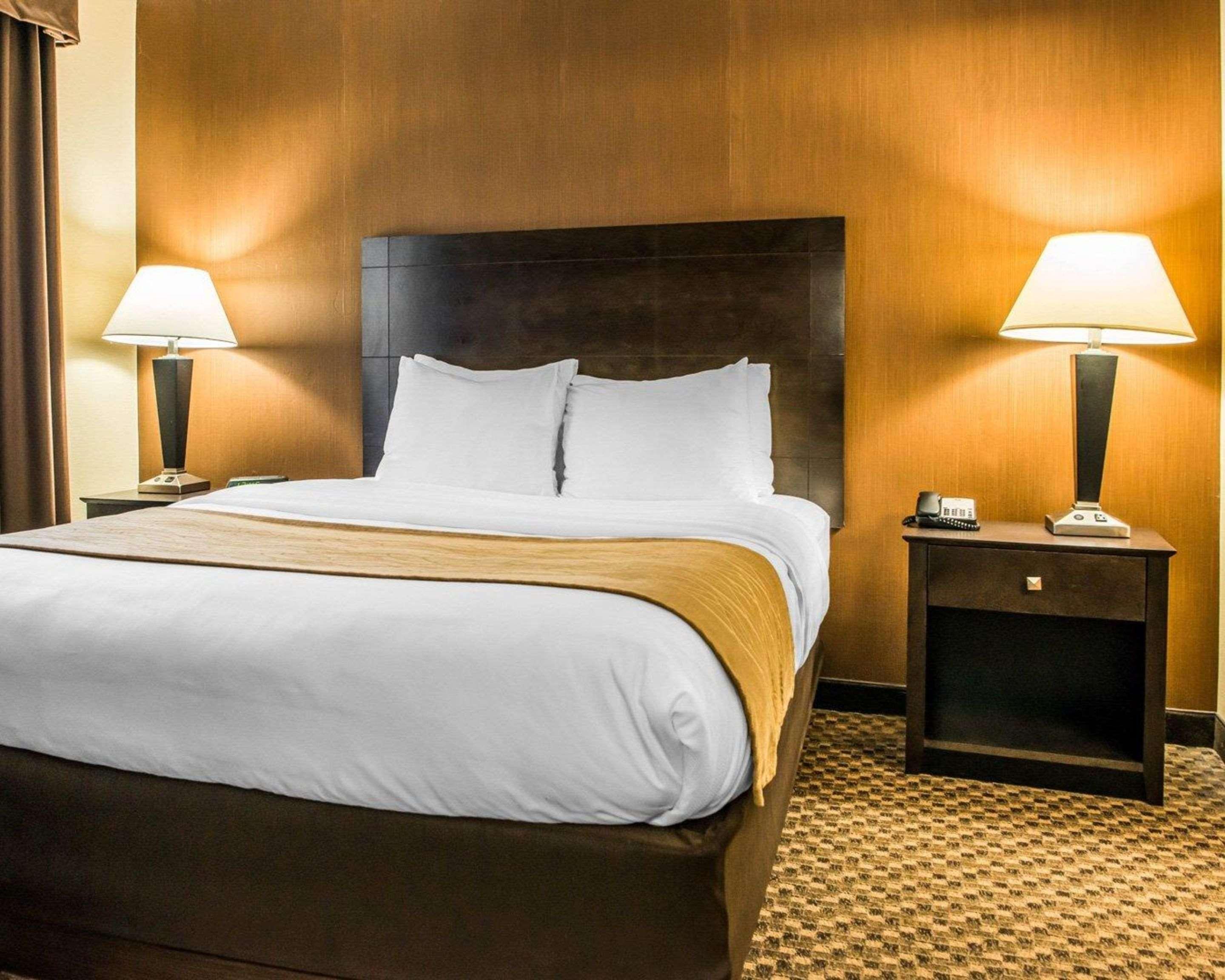 Mainstay Suites Verona Bagian luar foto