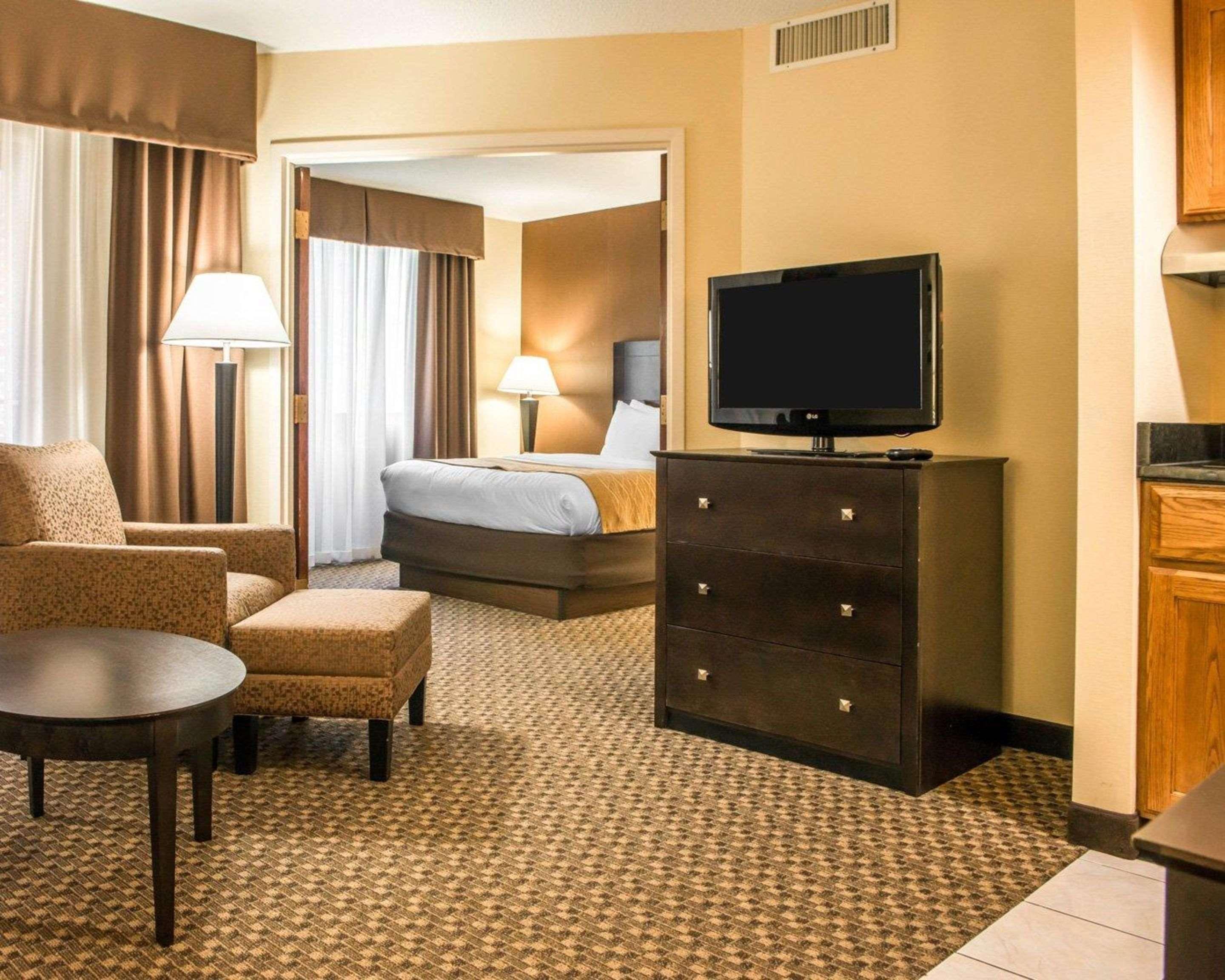 Mainstay Suites Verona Bagian luar foto