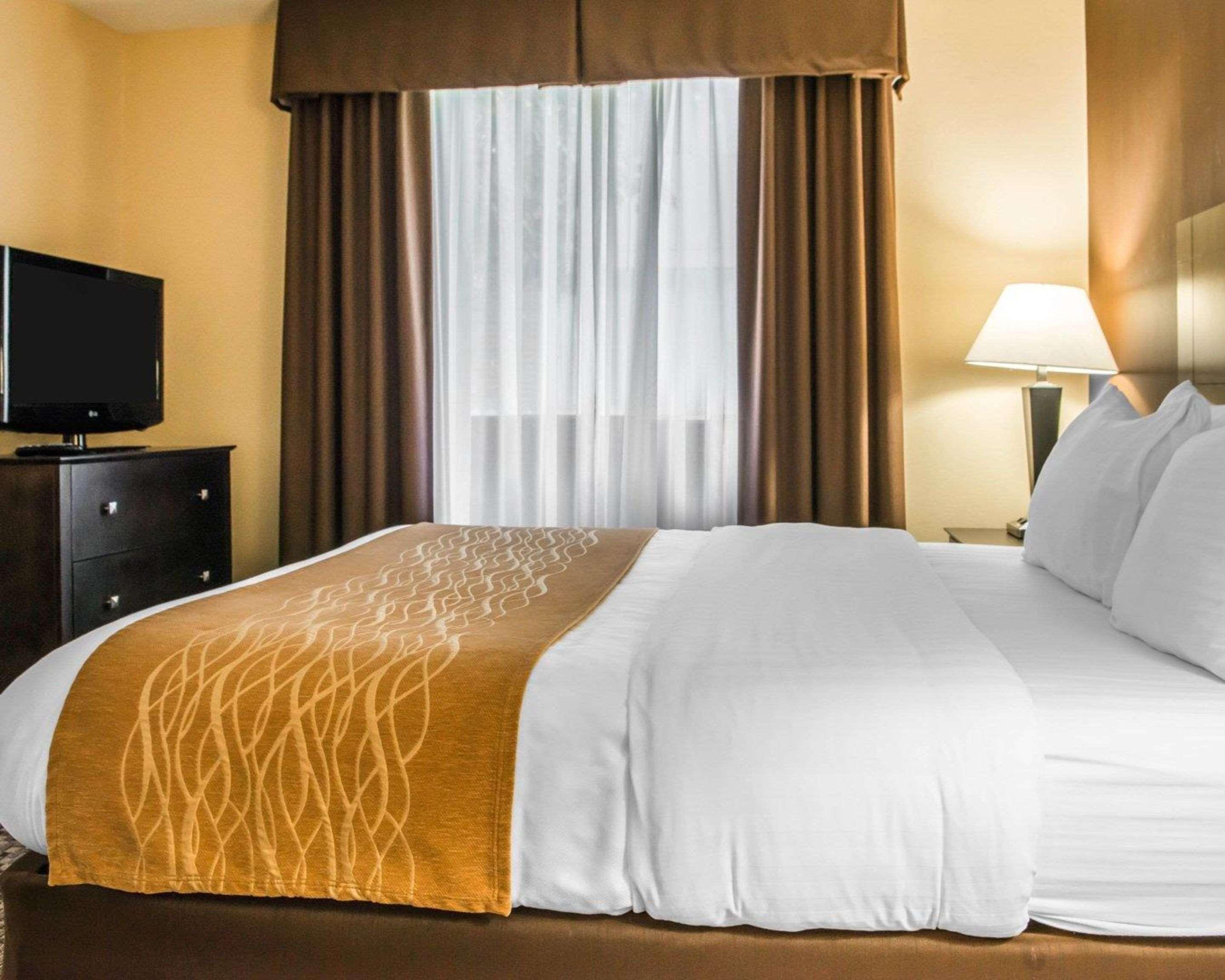 Mainstay Suites Verona Bagian luar foto