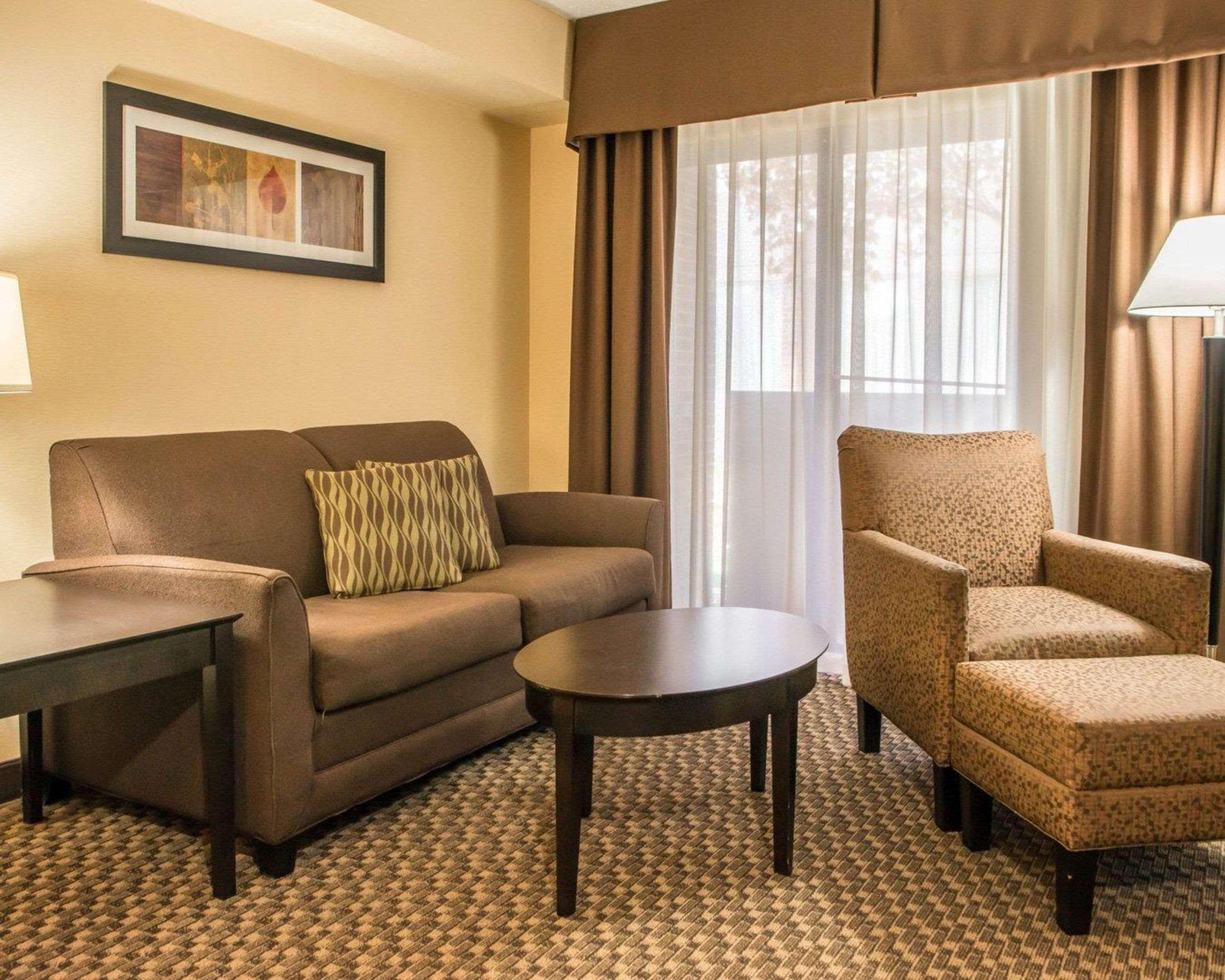 Mainstay Suites Verona Bagian luar foto