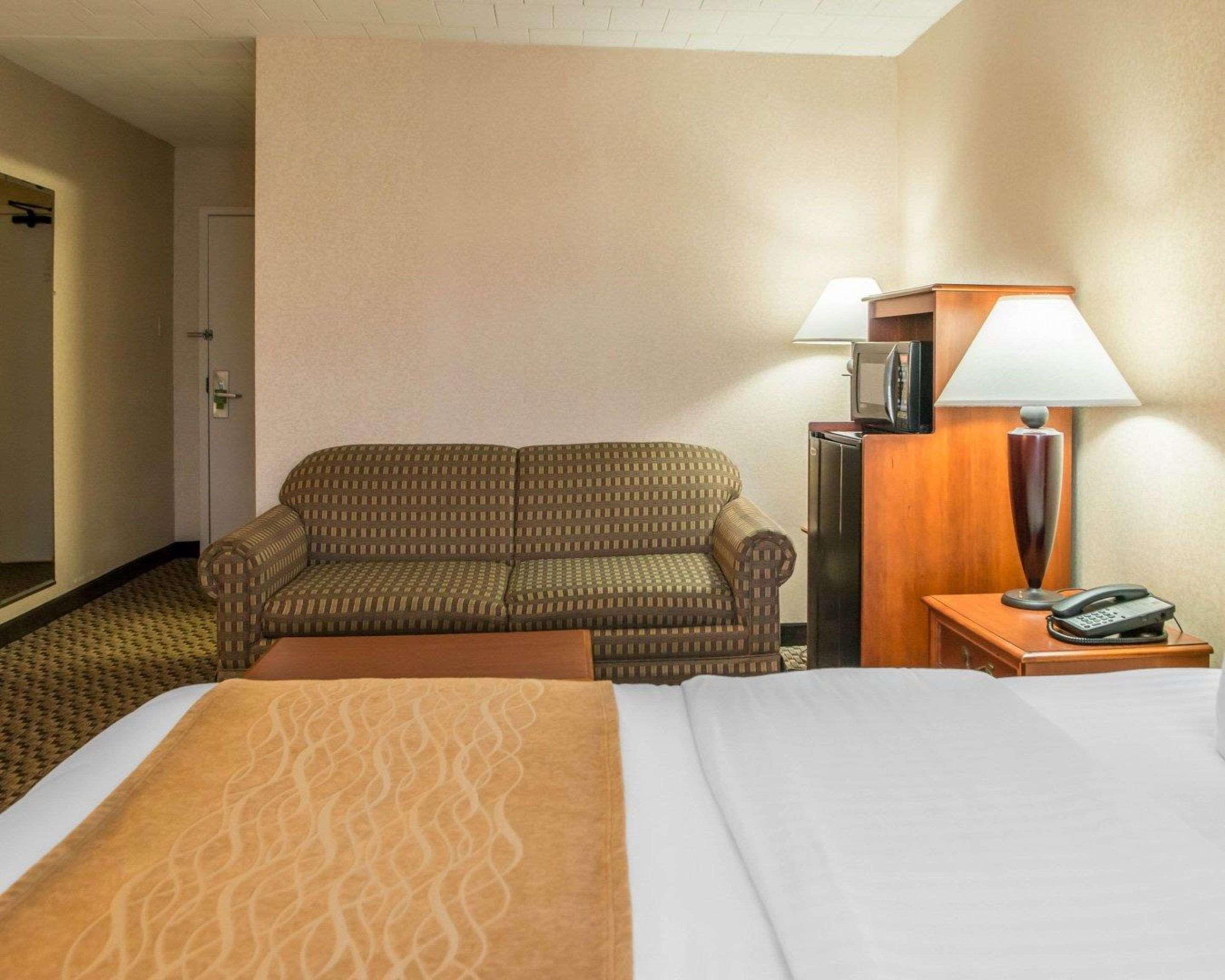 Mainstay Suites Verona Bagian luar foto