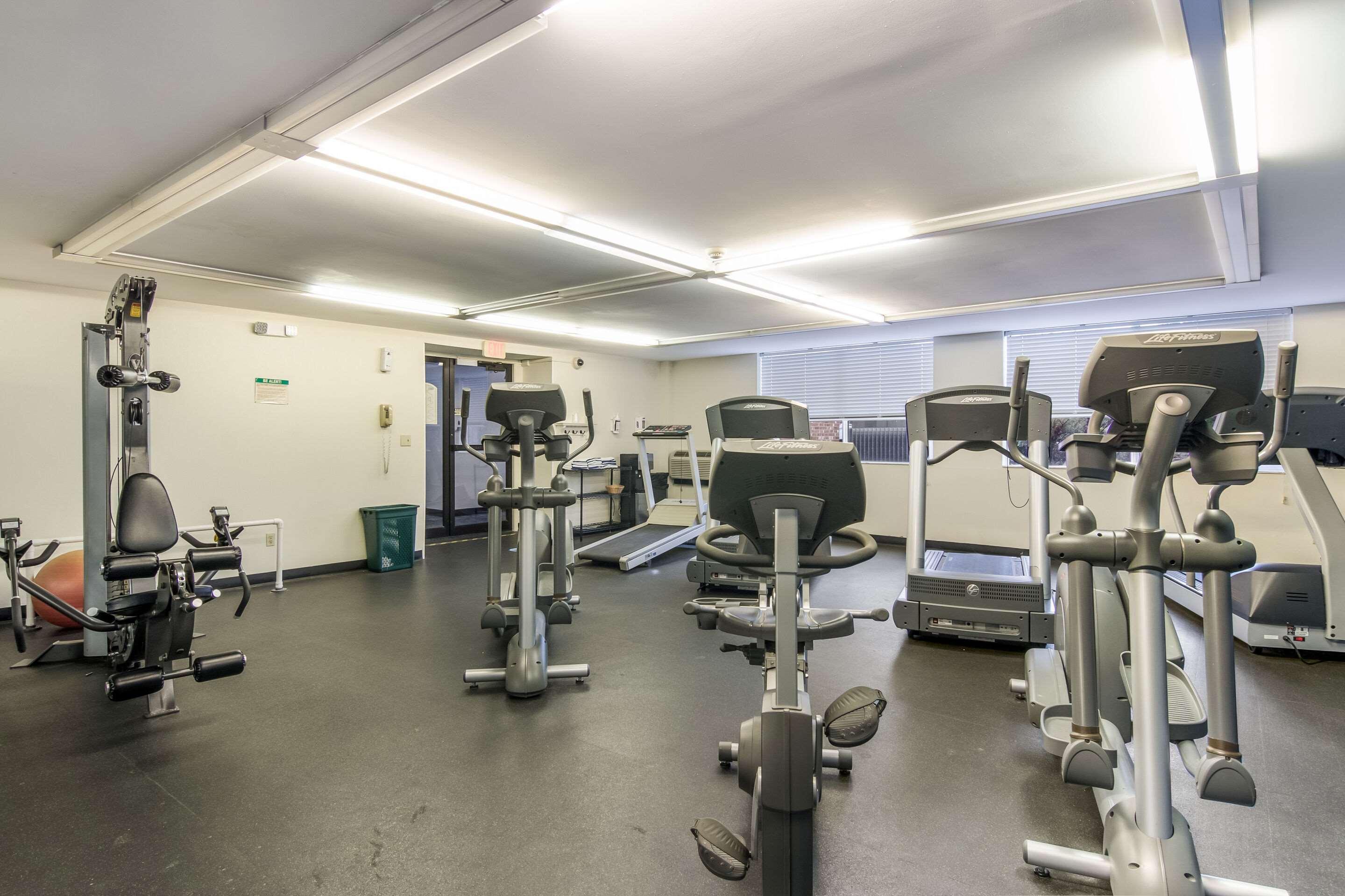 Mainstay Suites Verona Bagian luar foto