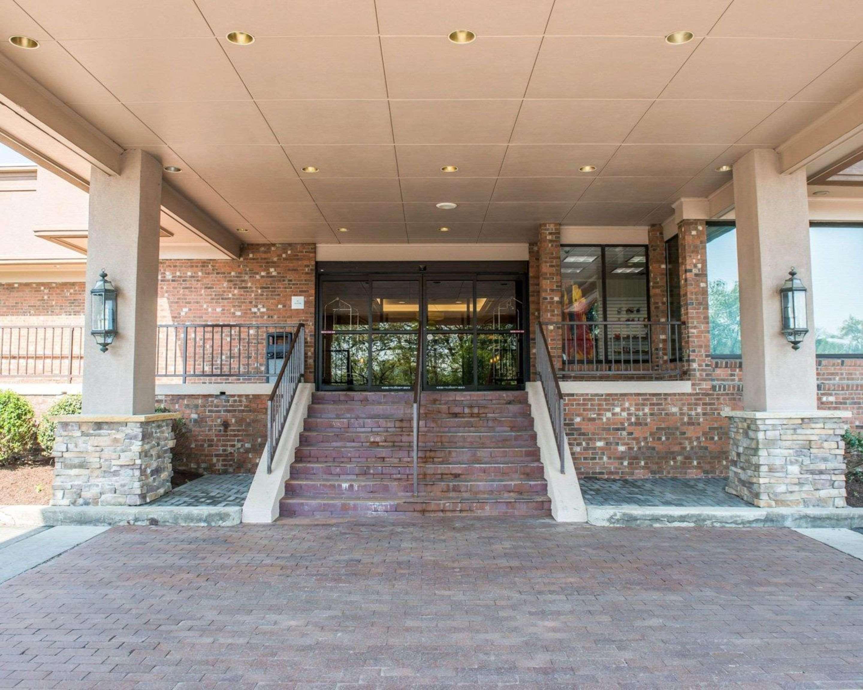 Mainstay Suites Verona Bagian luar foto
