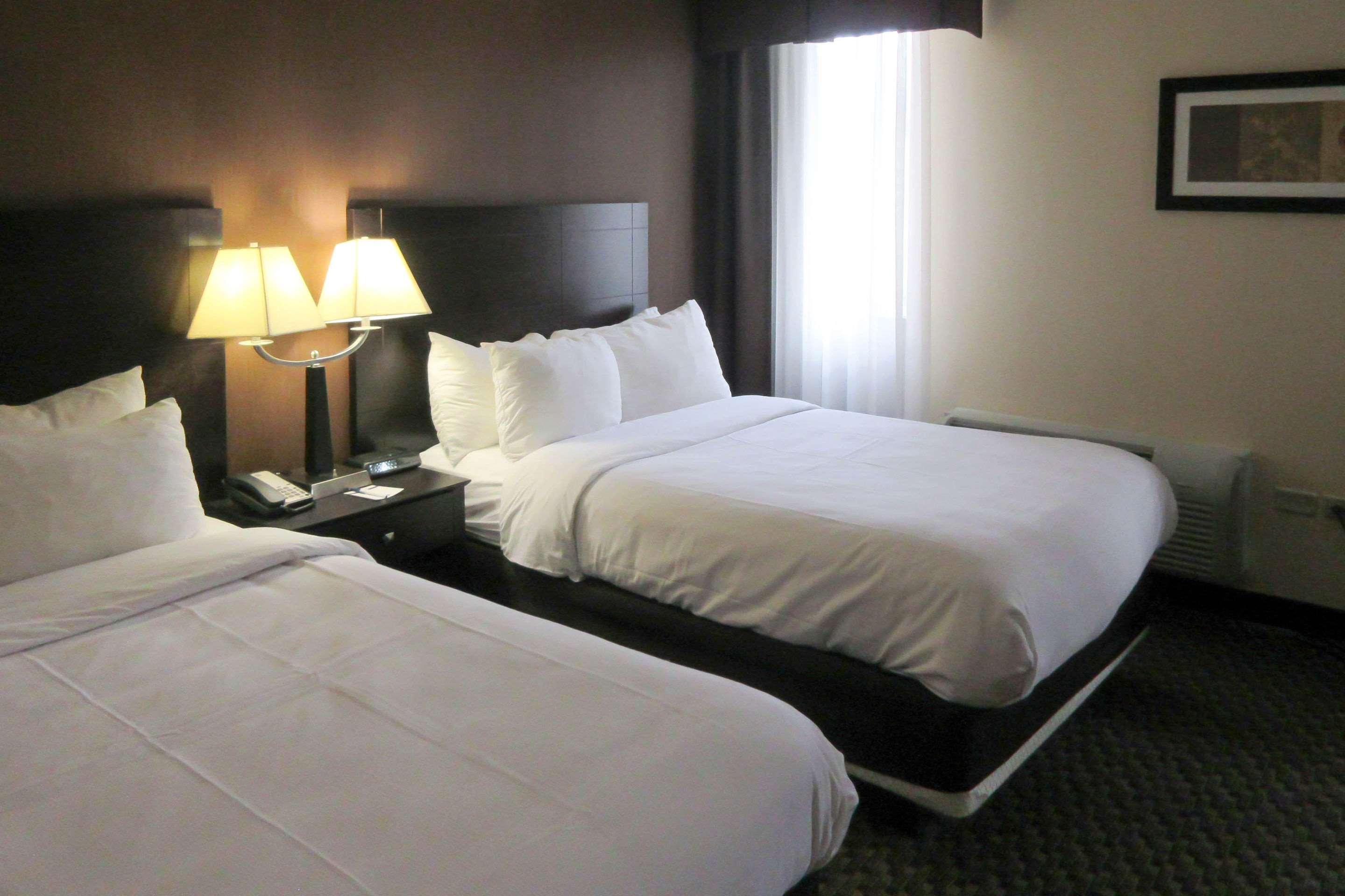Mainstay Suites Verona Bagian luar foto