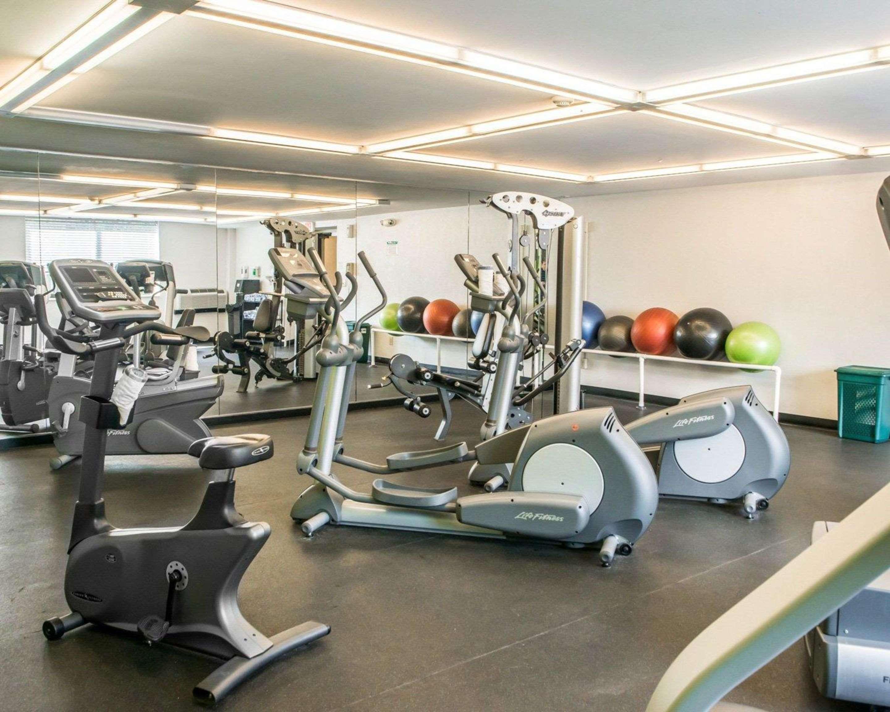 Mainstay Suites Verona Bagian luar foto
