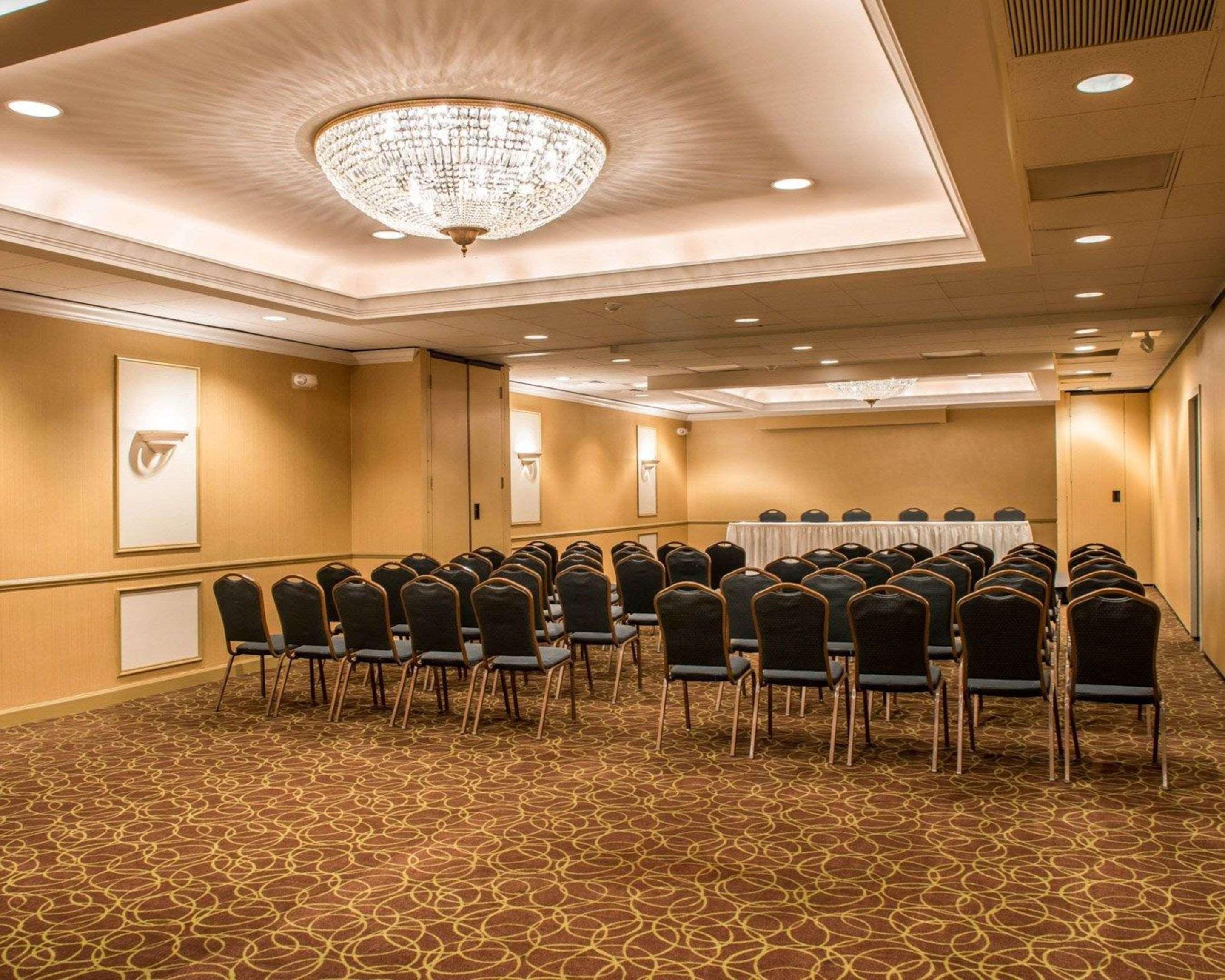 Mainstay Suites Verona Bagian luar foto