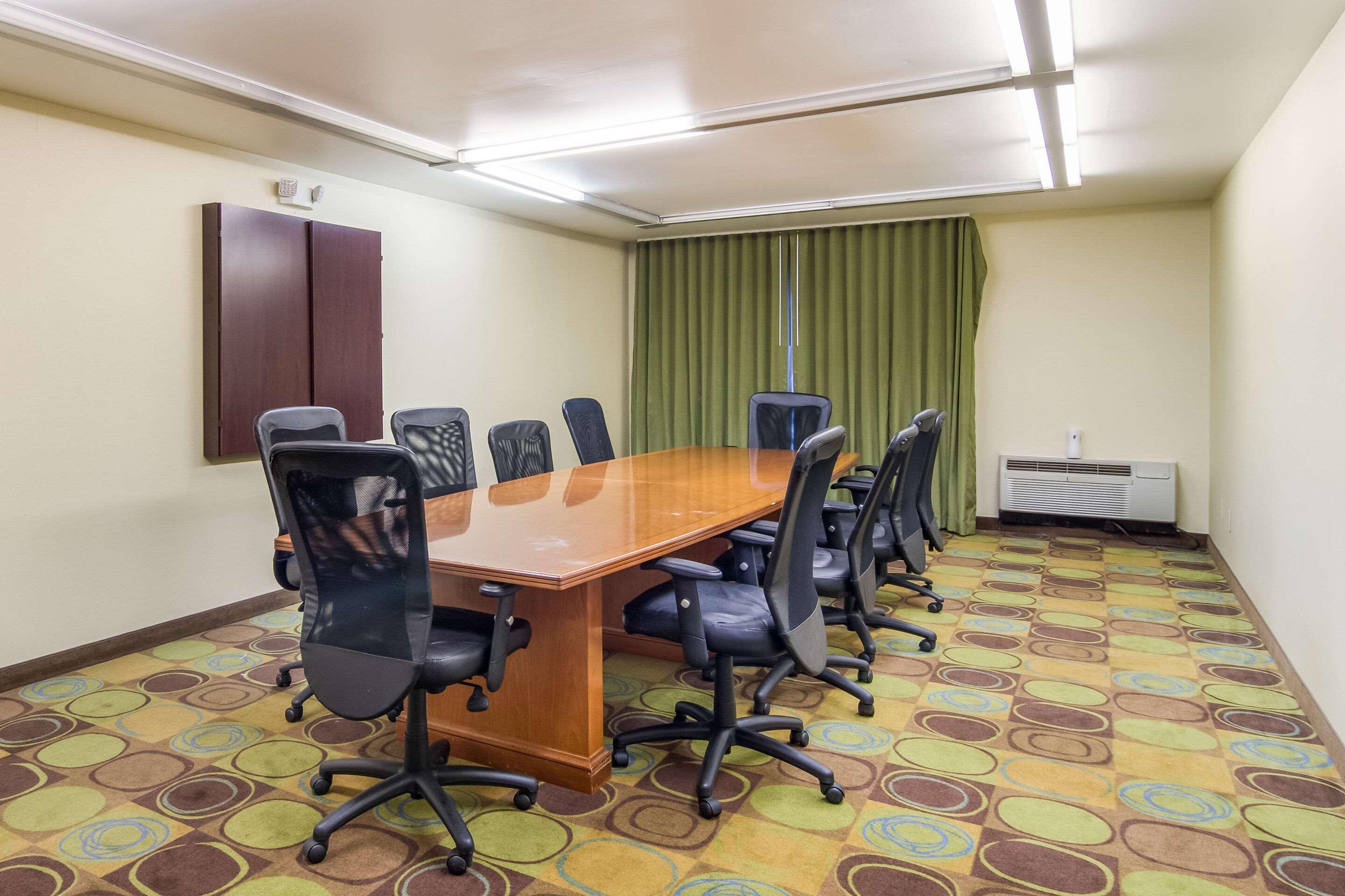 Mainstay Suites Verona Bagian luar foto