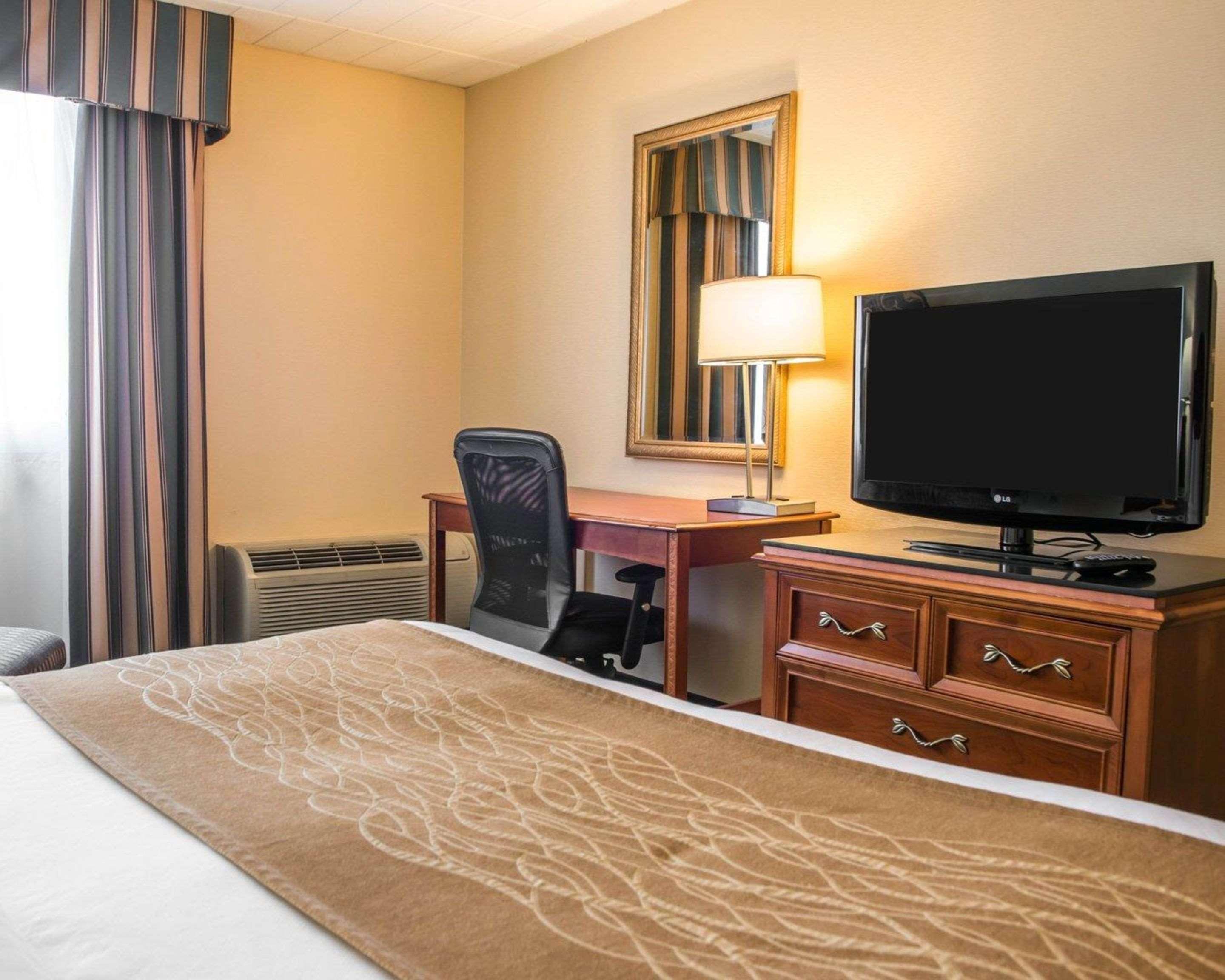 Mainstay Suites Verona Bagian luar foto