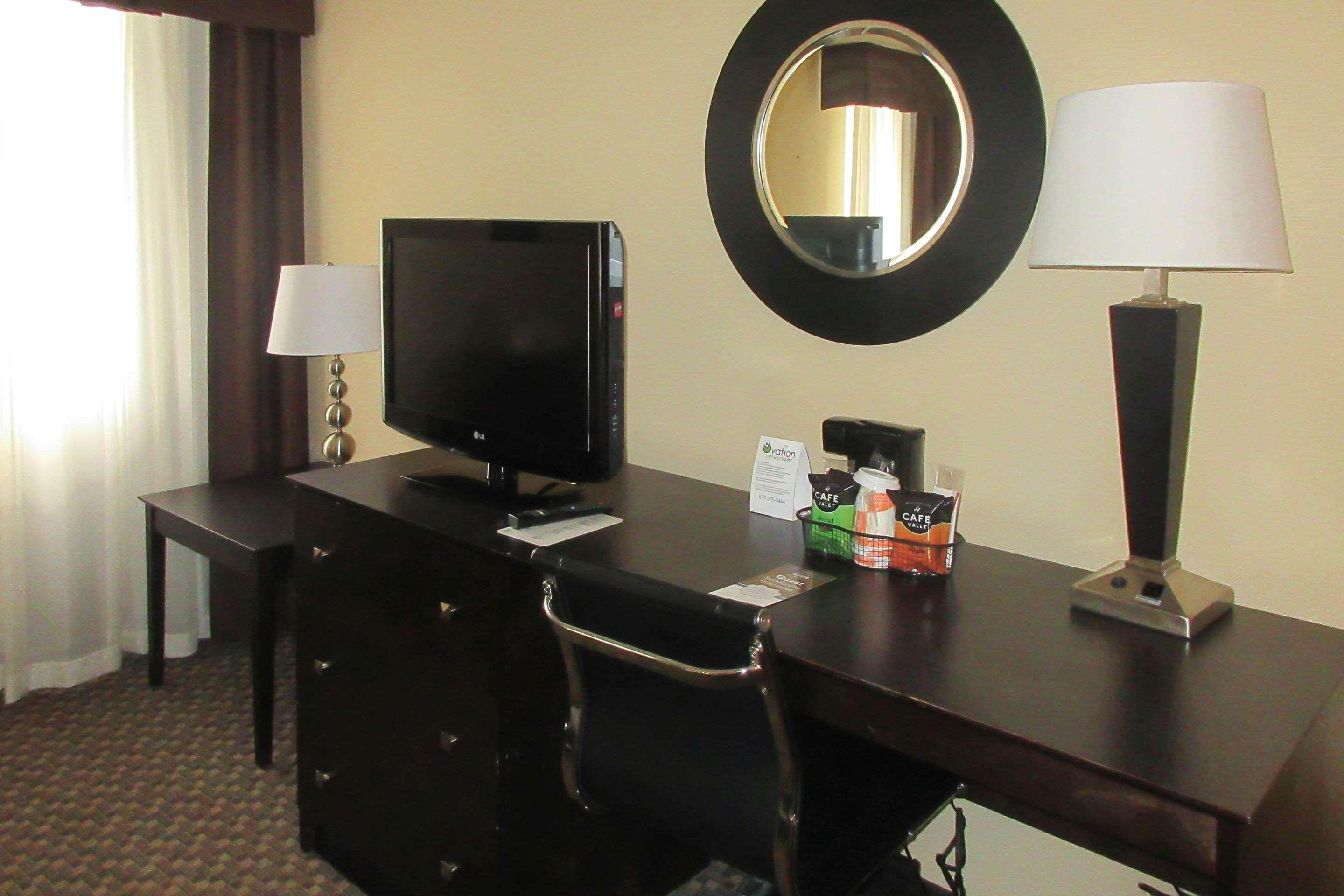 Mainstay Suites Verona Bagian luar foto
