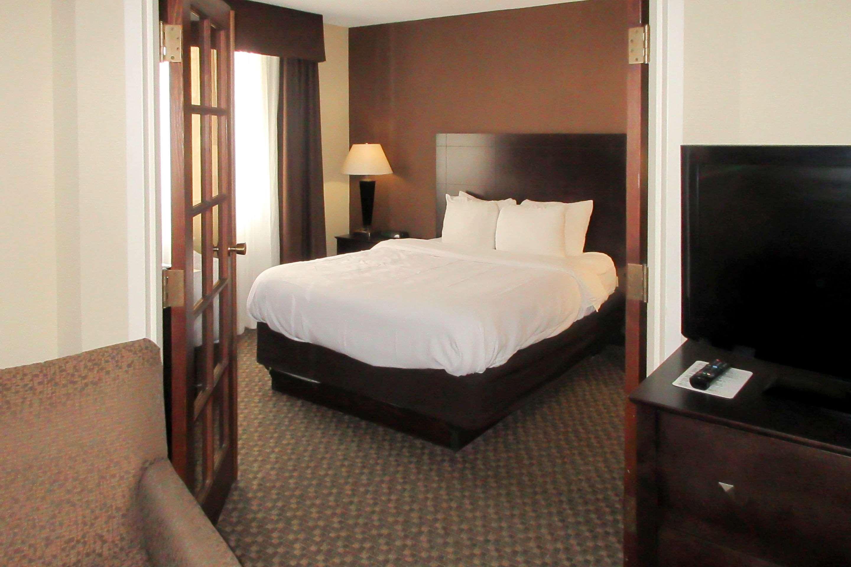 Mainstay Suites Verona Bagian luar foto