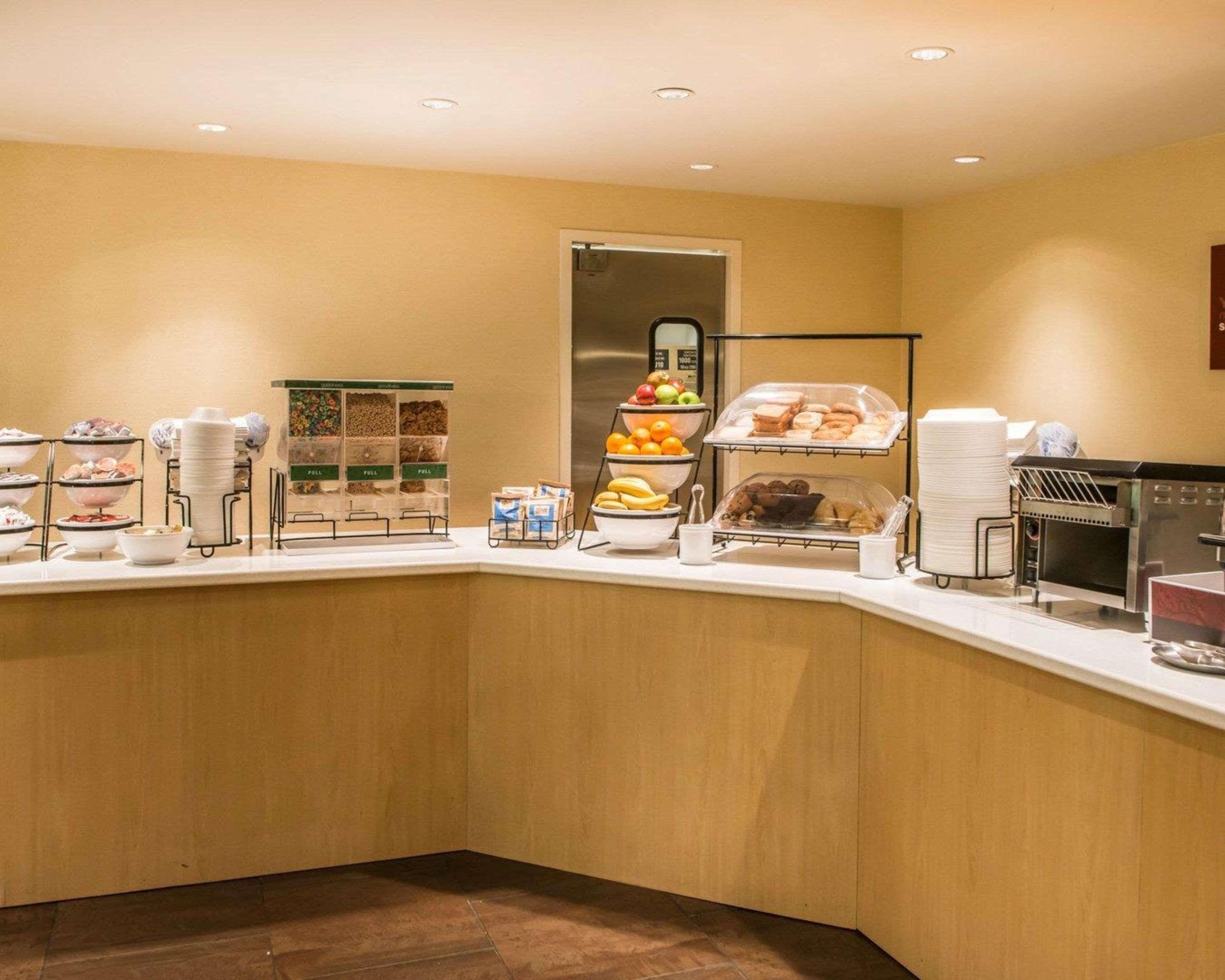 Mainstay Suites Verona Bagian luar foto