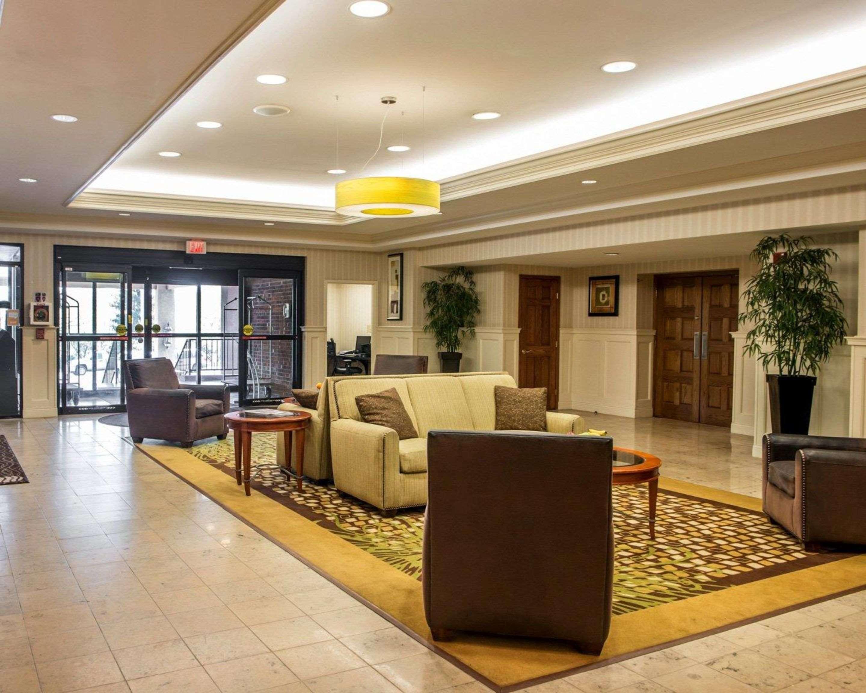 Mainstay Suites Verona Bagian luar foto