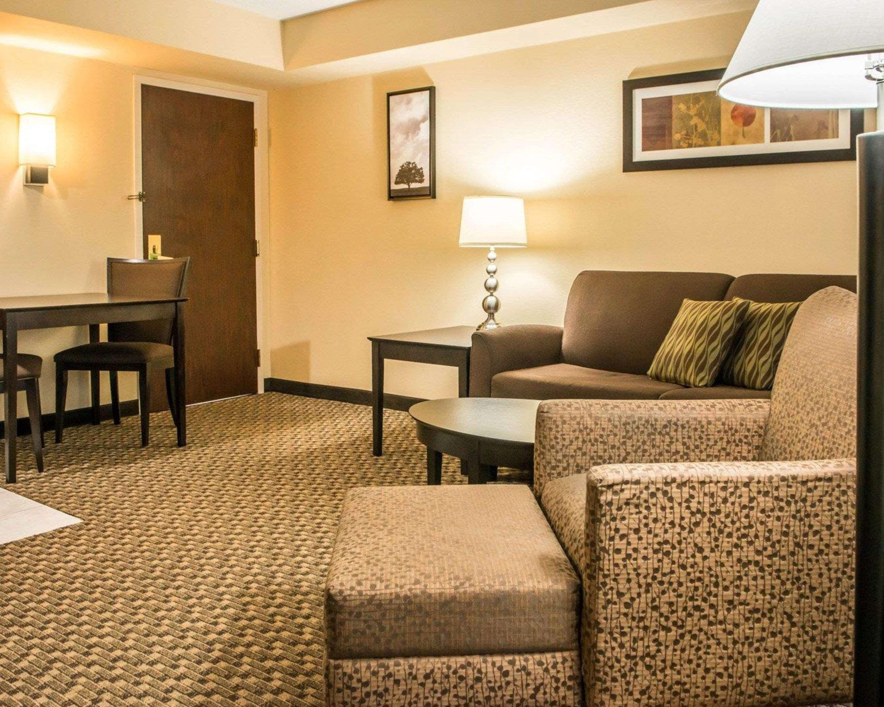 Mainstay Suites Verona Bagian luar foto